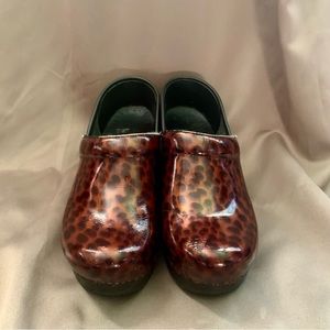 Dansko Clogs | Black & Brown Shiny Leopard Pattern | US 7